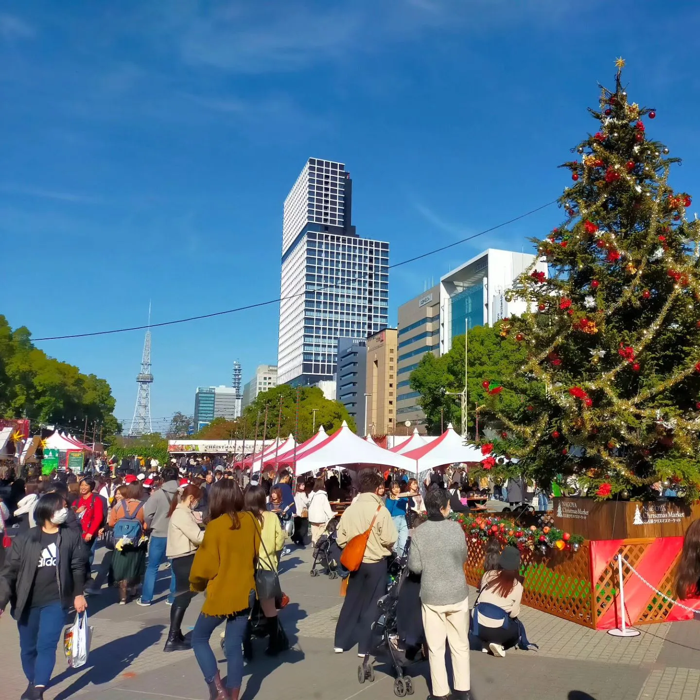 久屋広場でクリスマスイベントで沢山の人でした。