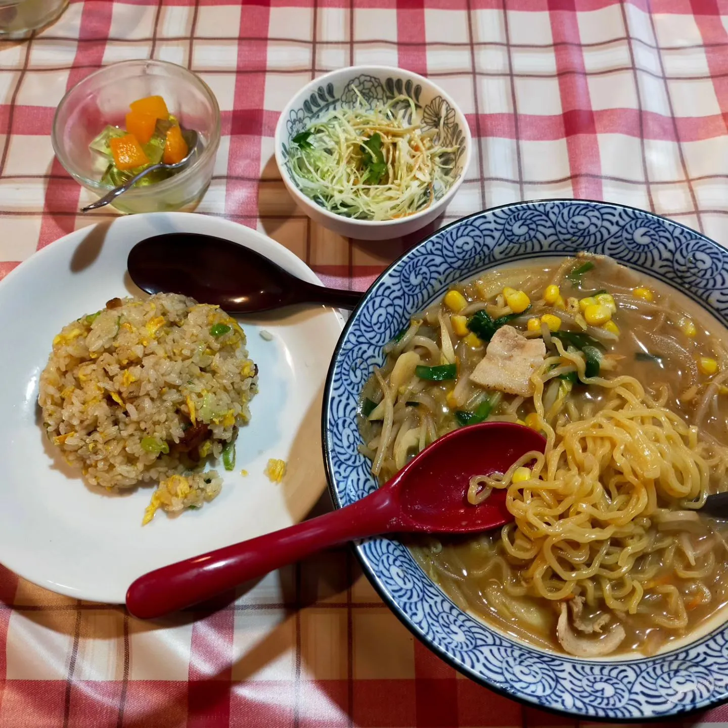 らーめん長谷川栄店にて　味噌ラーメンと半チャンランチ!