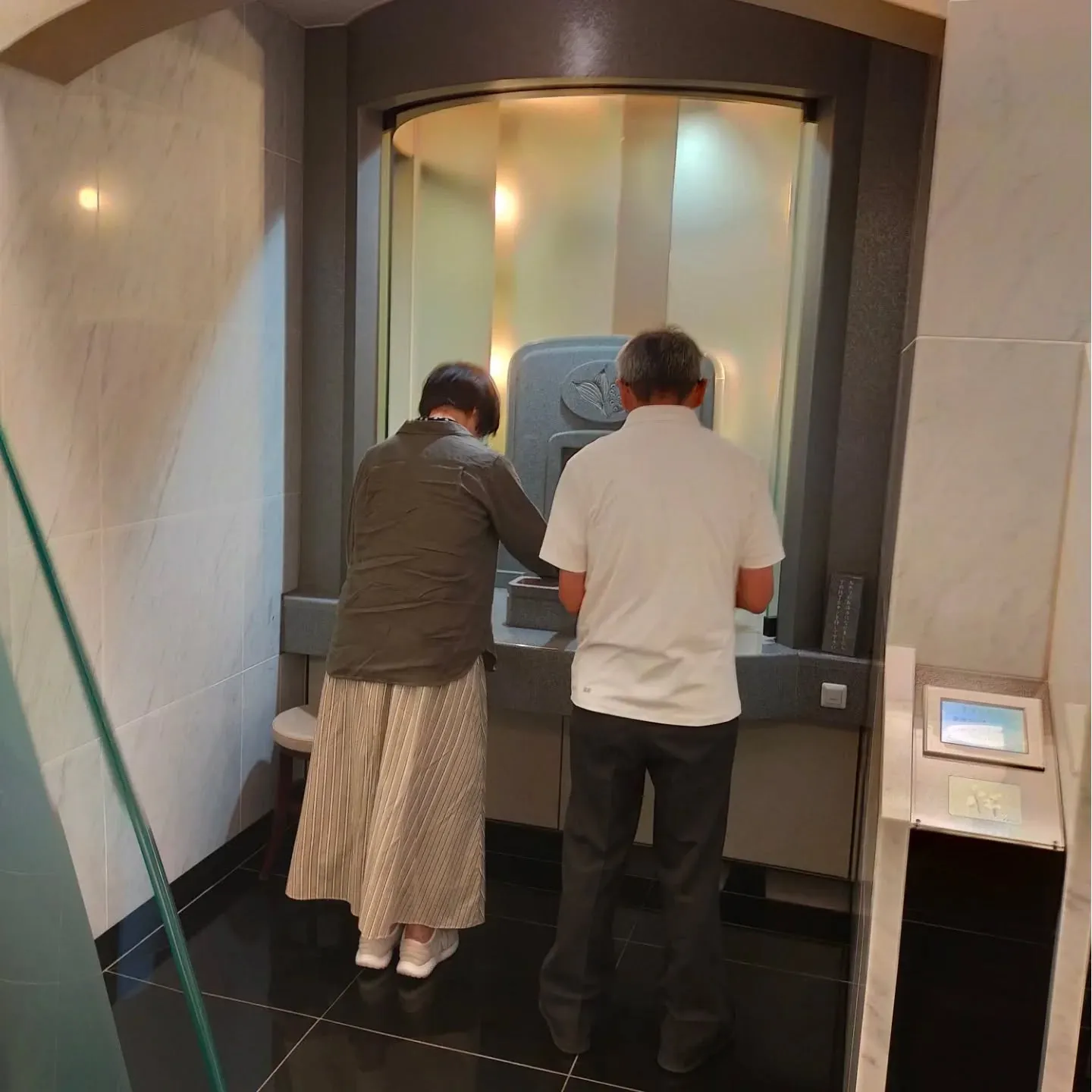 覚王山の「方等院覚王山陵苑」へ、姉夫婦と家族でお墓参り。
