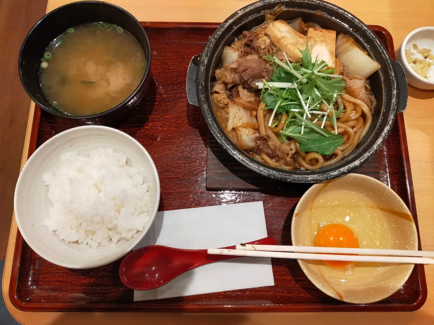 お昼ご飯は、やよい軒のすき焼き定食をいただきました。