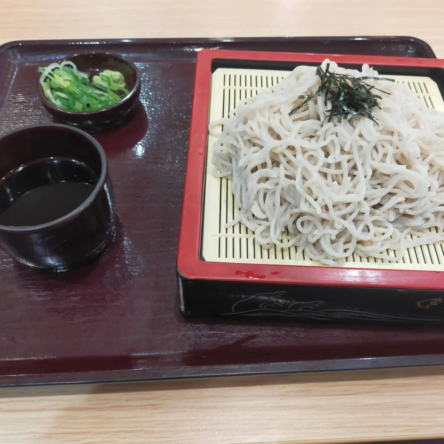 今日は会社近くのイオンのフードコートでざるそばランチ。