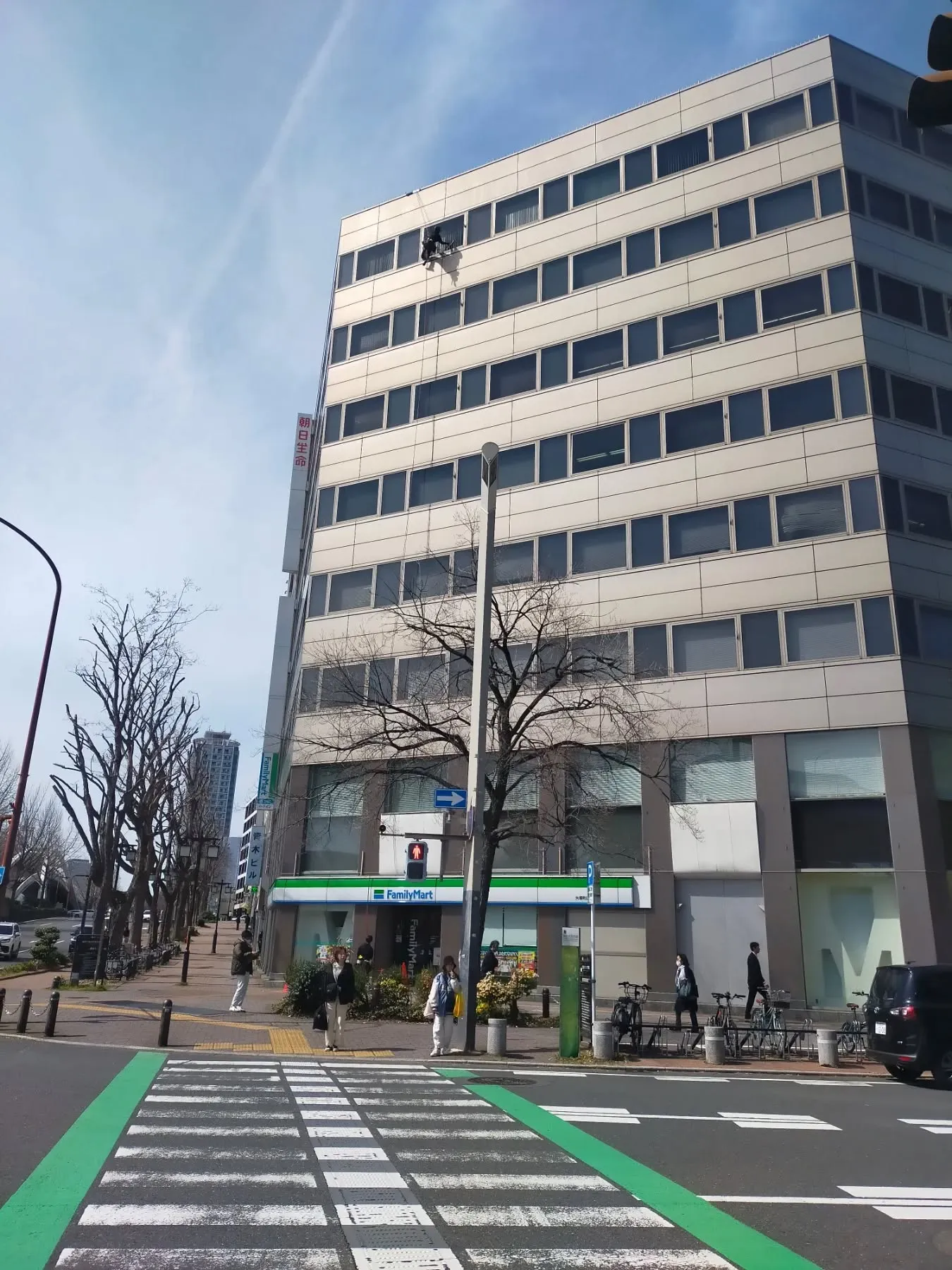 会社の近くを歩いていたら、ビルの窓清掃の作業中に遭遇！