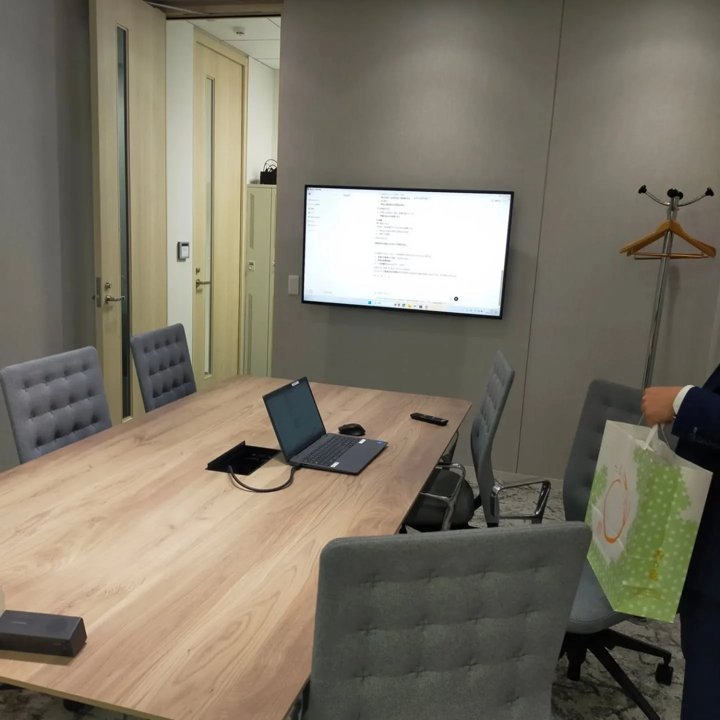 独立する前にお世話になった前職の会社が事務所移転したとのこと...